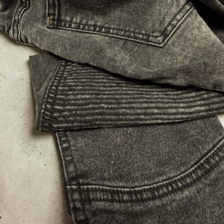 Jeans ciemnografitowy z przeszywanymi panelami